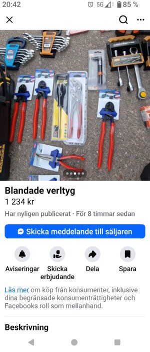 Olika verktyg som skiftnycklar, tänger och skruvmejslar ligger utspridda på marken, del av ett prisvärt verktygsset.