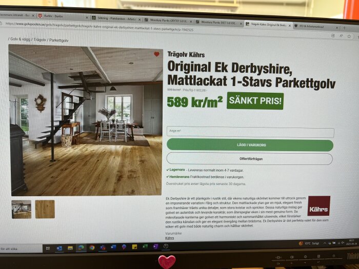 Datorskärm med produktbild och detaljer om Kährs 1-stavs mattlackat parkettgolv i ek. Priset är 589 kr/m² och designen är rustik.