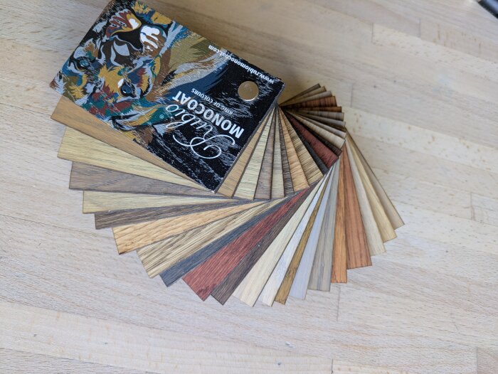 Färgprover av träytor behandlade med Rubio Monocoat Oil Plus 2C, arrangerade som en solfjäder på ett träbord.