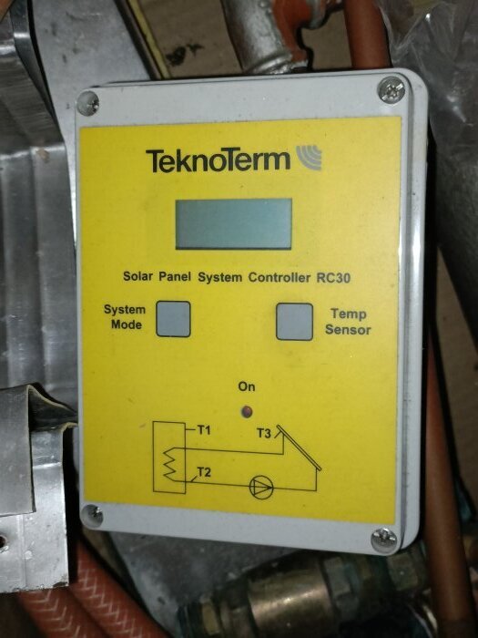 TeknoTerm Solar Panel System Controller RC30 med knappar för systemläge och temperatursensor samt kopplingsschema och anslutningar till T1, T2, T3.