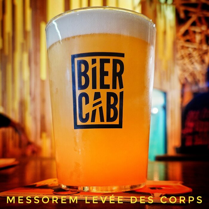 En pint öl från BierCab i Barcelona, etiketten visar "BiER CAB", och glaset är fyllt med Messorem Levée des Corps.