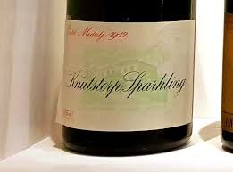 Flaska med etiketten "Knutstorp Sparkling" från 1972, tidigare populär svensk dryck gjord på vita vinbär.