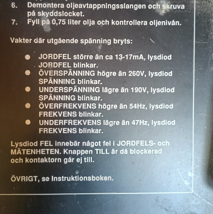Instruktionsskylt på elverk med information om olika säkerhetsskydd och lysdiodindikationer vid fel som jordfel, överspänning och frekvensavvikelser.