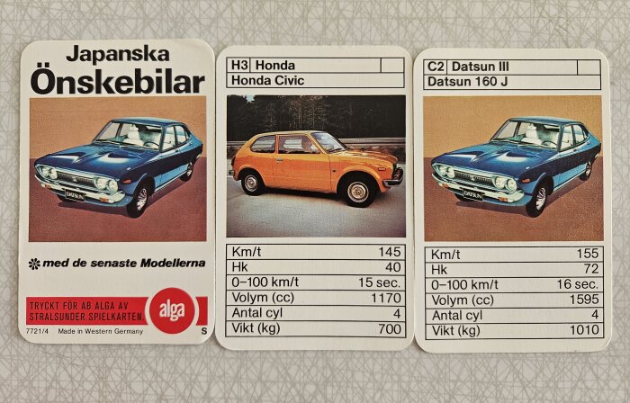 Tre bilkort med specifikationer för japanska bilar: Datsun 160 J i blått och Honda Civic i orange. Kort från spel av Alga.