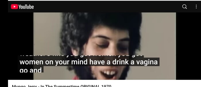 En stillbild från en YouTube-video av Mungo Jerry med texten "In The Summertime ORIGINAL 1970" och delvis synliga låttexter på skärmen.