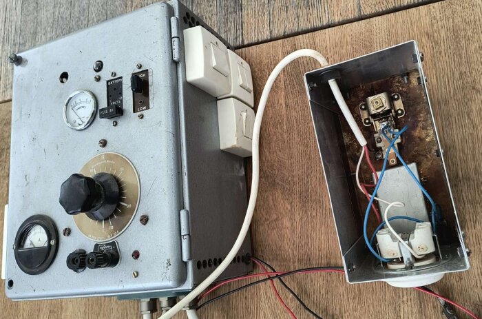 Gammal elektrisk apparat med olika reglage, kablar och urkopplat elskåp, gissas ha använts i hobbyrum från 1950-talet.