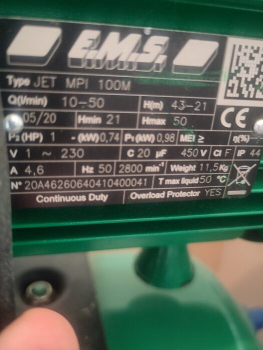 Etikett på jetpump med specifikationer som modell, flöde, tryck och elektriska detaljer, inklusive CE-märkning och skyddsfunktioner.