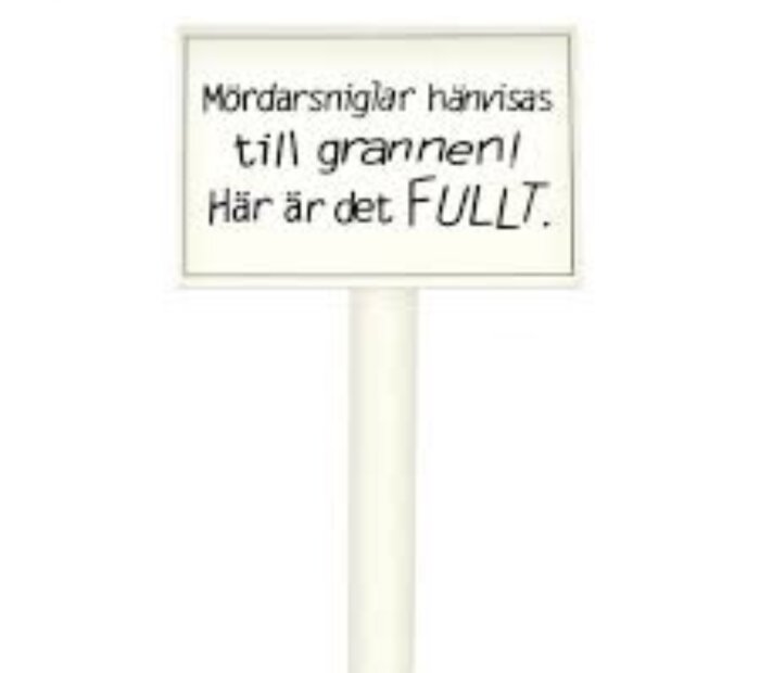 Skylt med texten: "Mördarsniglar hänvisas till grannen! Här är det FULLT.
