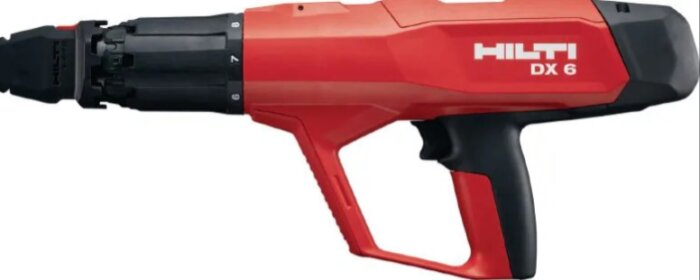 Röd Hilti DX 6, en byggverktyg för spikning i betong och stål.