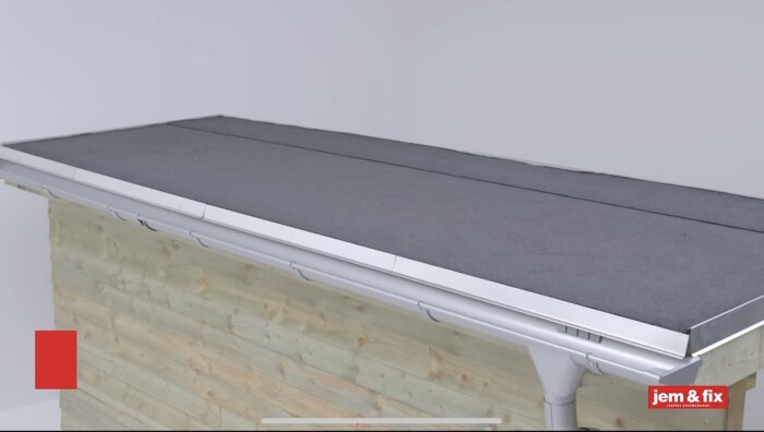 Tak med takpapp på bastuflotte, planerat för byggnation av en takterrass.