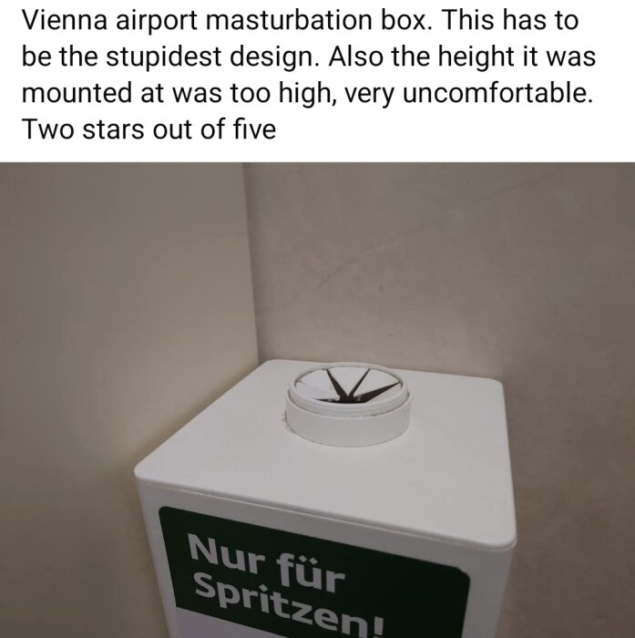 En vit behållare med ett rundat lock och texten "Nur für Spritzen!" monterad på en vägg.