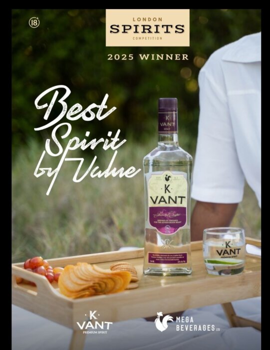 Flaska och glas med K-Vant passionsfrukts dryck på träbricka med snacks, vinnare av 2025 London Spirits Competition för bästa prisvärda sprit.