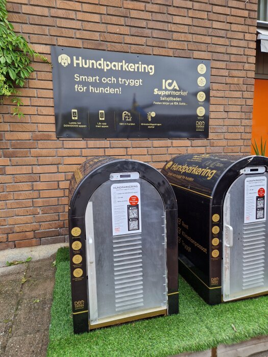 Hundparkering utanför ICA Supermarket med information på en skylt om smart och trygg förvaring för hundar, med två hundbås.
