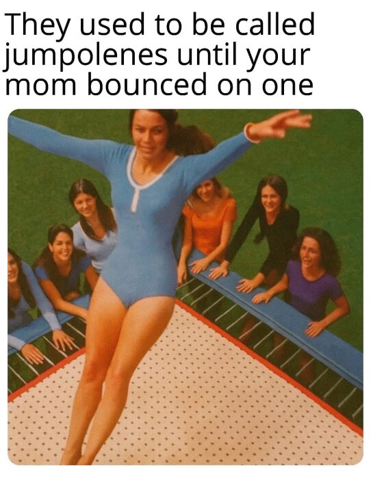 Kvinna i blå trikå hoppar på en trampolin, omgiven av andra kvinnor som tittar på och ler.