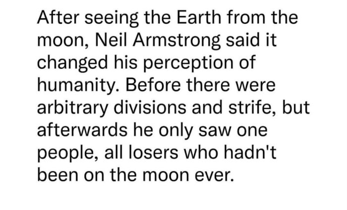 Citat om Neil Armstrongs förändrade perspektiv efter att ha sett jorden från månen, med en humoristisk ton om mänskliga uppdelningar.