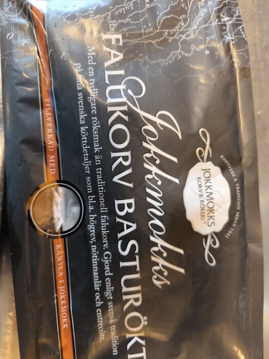 Förpackning av Jokkmokks falukorv, basturökt med tydlig röksmak, tillverkad enligt svensk tradition.