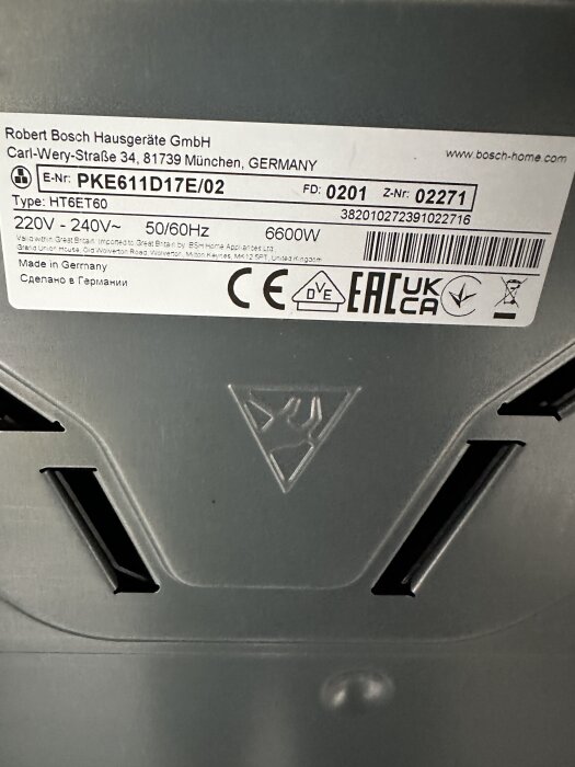 Etikett med produktinformation från Bosch för en hushållsapparat, inklusive modellnummer och elektriska specifikationer.