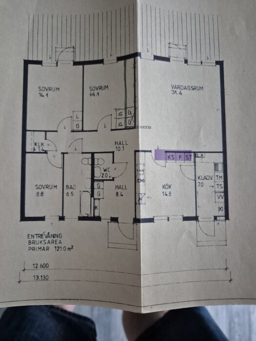 Planskiss över bottenvåning i ett hus från 1981, med rum som sovrum, vardagsrum, hall, kök och badrum markerade.