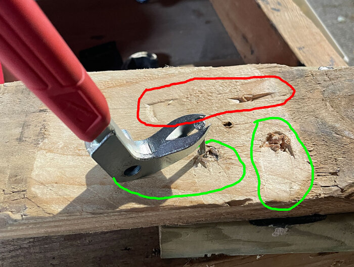 Verktyg används för att bända upp spikar i trä; märken markerade i rött för Bahco och grönt för Milwaukee.