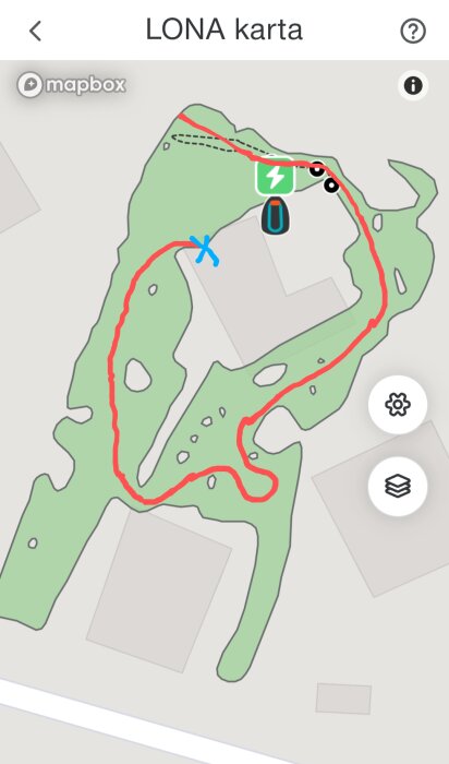 Karta över robotgräsklipparens område med guidekabel markerad i rött, laddstation i blått, och förvirrade områden synliga.