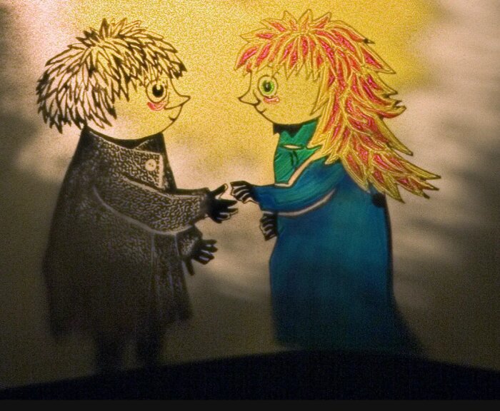 Två knytten som håller varandra i händerna, den ena i svart, den andra i blått med rött hår, mot en gul bakgrund.