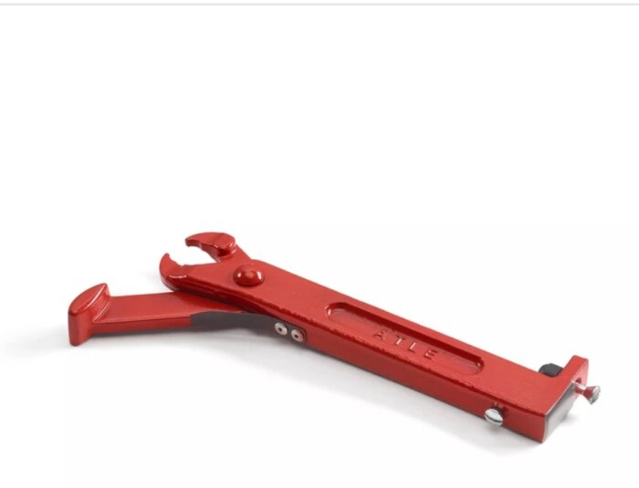 En röd Hultafors Atle spikutdragare med robust design och skarpa käftar, placeras på en vit bakgrund.