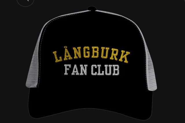 Svart keps med texten "LÅNGBURK FAN CLUB" i gult och vitt.