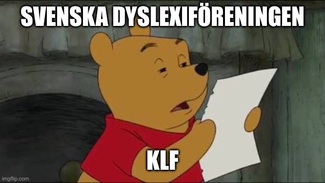 Tecknad björn i röd tröja håller ett papper. Text ovan och nedan: "Svenska Dyslexiföreningen" och "KLF.