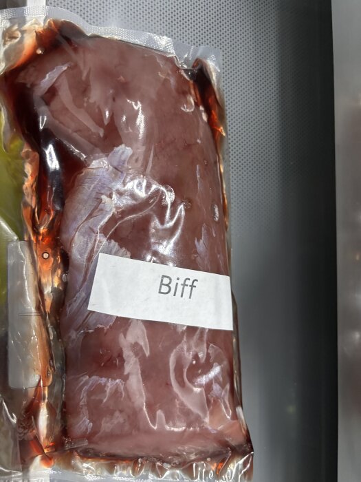 Vakuumförpackad bit kronhjort märkt med "Biff".