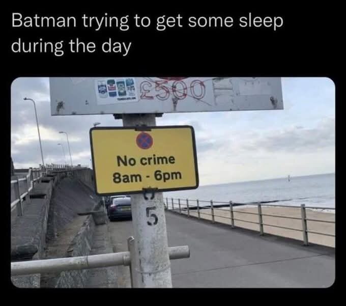 Vägskylt vid strandpromenad med texten "No crime 8am - 6pm.