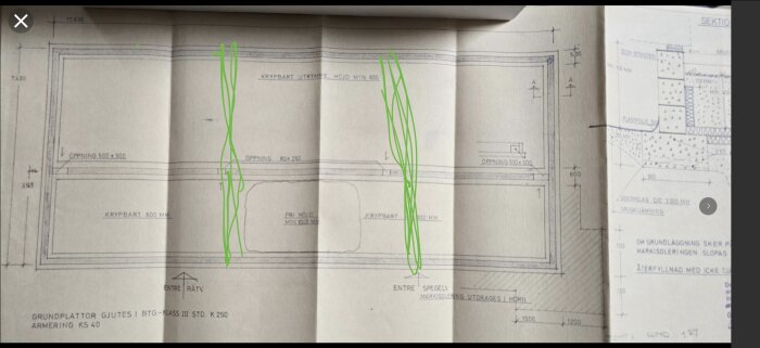 Byggplanritning visar kryputrymme och detaljer kring grundplatta och öppningar, inklusive måttangivelser och sektioner. Grön markering på vissa delar.