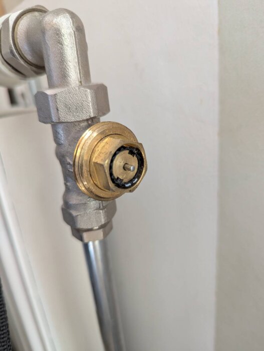 Radiatortermostat med synlig insats i närbild, del av ett fjärrvärmesystem.