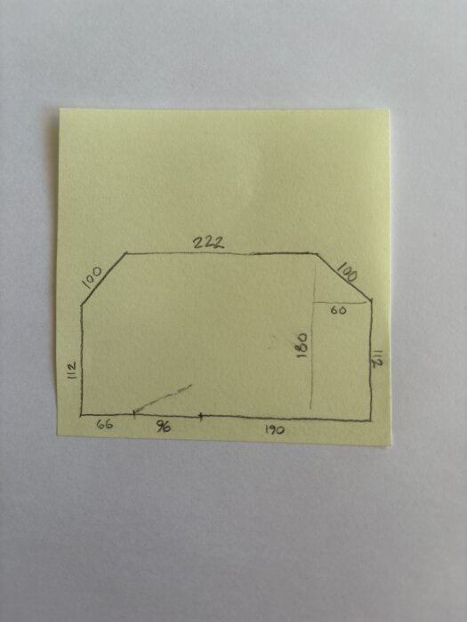 Skiss på balkong med snedda hörn och angivna mått i cm; glasruta markerad i hörnet, avsedd plats för soffa.
