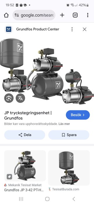 Grundfos tryckstegringsenhet set med flera pumpar och trycktankar i grå metall, inklusive etiketter och logotyp.