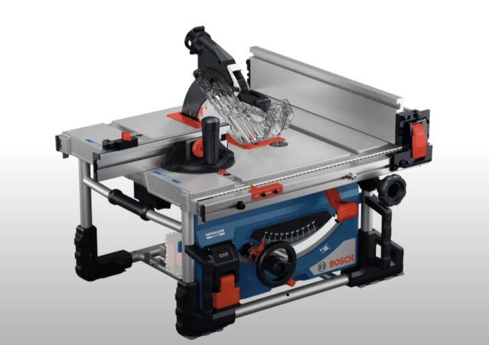 Bilden visar en Bosch GTS 18V-70 bordsåg.