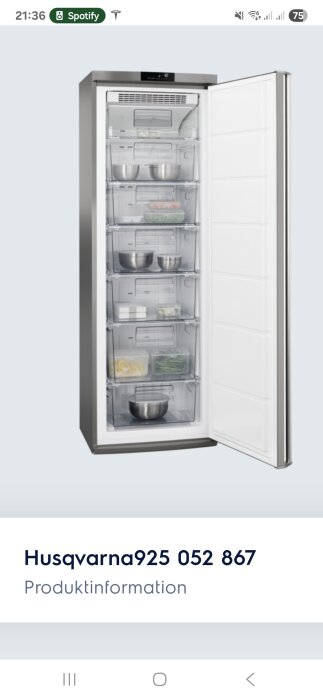 Öppen Husqvarna frys med mat- och metallskålar synliga i lådor, modellnummer 925052867 på skärmen.