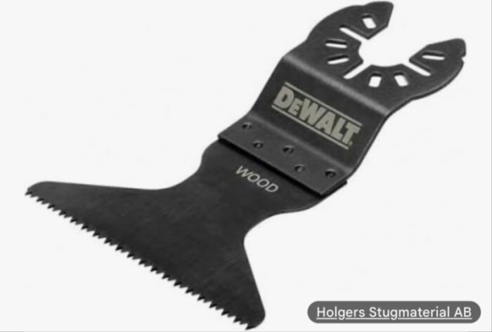 Multimaskinsblad från DeWalt för träbearbetning, med serraterad kant för effektiv kapning och lång hållbarhet.