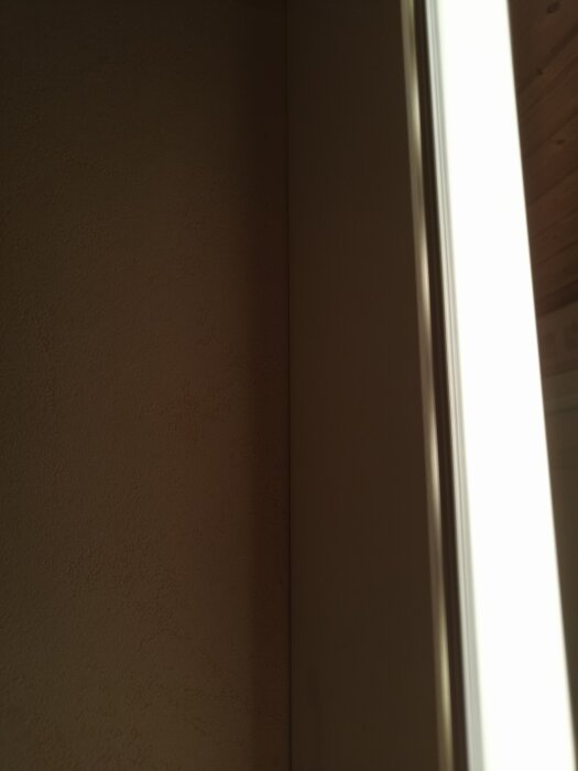 Skadad sladd vid Ikea badrumsskåp med inbyggd belysning, orsakar kortslutning och påverkar båda lamporna negativt.