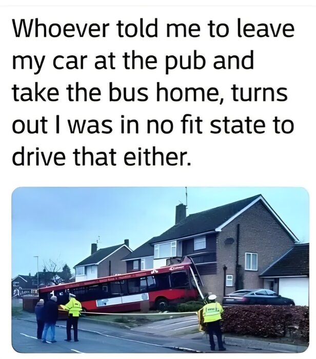 En buss har kraschat in i ett hus, medan folk och räddningspersonal står och tittar på scenen.