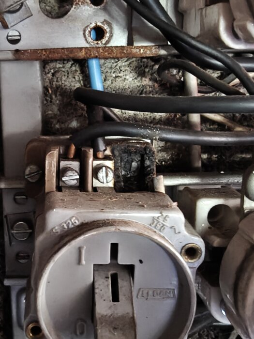 Sliten och potentiellt farlig elcentral med gamla diazed-proppar och exponerade kablar.