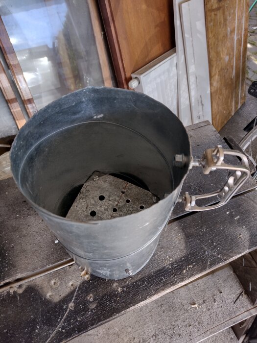 Hemmagjord koltändare av återvunnet metallskrot med handtag, skapad för att undvika köp av nya, rostbenägna modeller.