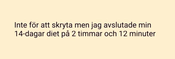 Humoristisk text om att avsluta en 14-dagarsdiet på 2 timmar och 12 minuter, mot beige bakgrund.