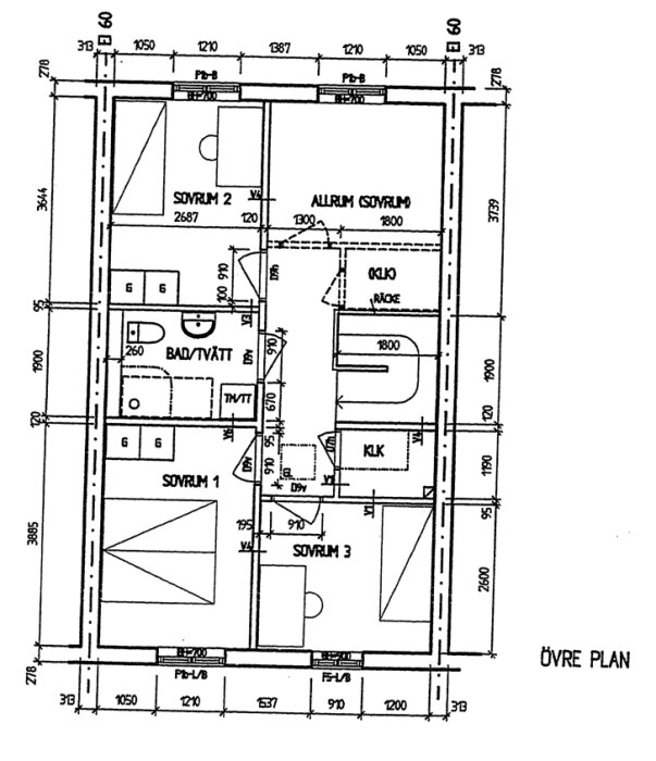 Planritning över övre våningen av en bostad med markerad vägg. Inkluderar rum för sovrum, bad/tvätt och allrum. Hänvisningar till mått och väggar.