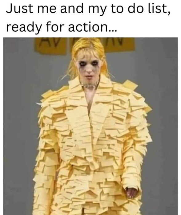 Person iklädd kostym av gula post-it-lappar framför en grå bakgrund, med texten "Just me and my to do list, ready for action..." ovanför.