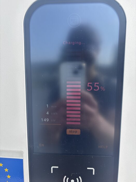 Snabbladdare som visar 55% laddning på en display, laddeffekt på 149 kW, laddtid 1 minut och energi 4 kWh.