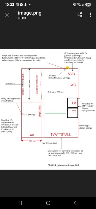 Planritning över badrum, med gulmarkering vid föreslagen plats för en lysknapp. Placeringen är bakom en dörr när den öppnas.