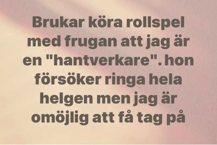 Text på en pastellfärgad bakgrund som beskriver ett rollspel där en man låtsas vara en hantverkare och är oåtkomlig på telefon hela helgen.