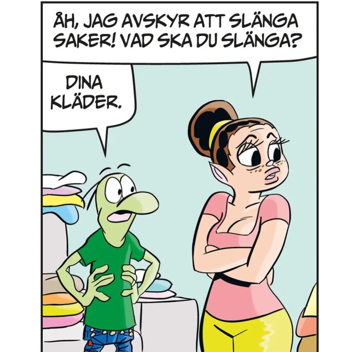 Två tecknade figurer, en grön och en ljushårig, står i ett rum fullt av kläder. Den gröna figuren säger "Dina kläder" i en pratbubbla.
