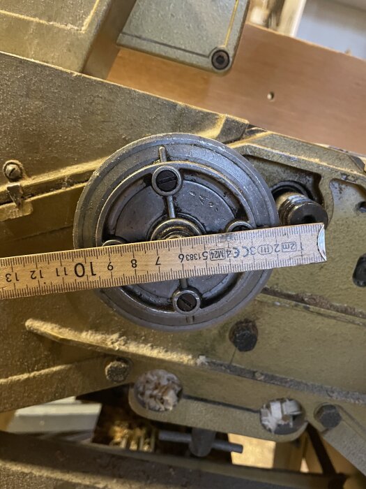 Gammal Emcostar rikt och planhyvel utan drivrem, med linjal som mäter diametern på remskivan.