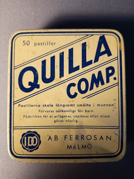 Vintage ask med texten "QUILLA COMP." innehållande 50 pastiller, från AB Ferrosan i Malmö.